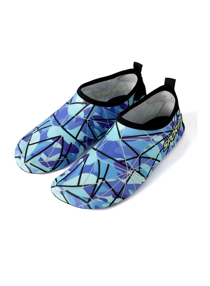 رونق حذاء بحر مائي كاجوال ملون للأطفال مقاس 44-45 – تصميم عملي وخفيف الوزن مثالي للسباحة والغطس والأنشطة والرياضات المائية – يتميز بخامة مرنة وسريعة الجفاف توفر الراحة أثناء الاستخدام داخل الماء وخارجه – نعل مانع للانزلاق لحماية القدمين من الأسطح الرطبة أو الصخور الحادة – مناسب للشاطئ، وحمام السباحة، والرحلات الصيفية – حذاء مائي للأطفال – جوارب سباحة – مستلزمات السباحة – أحذية بحر كاجوال – أحذية سباحة آمنة ومريحة – أدوات الرياضات المائية. - Image 1