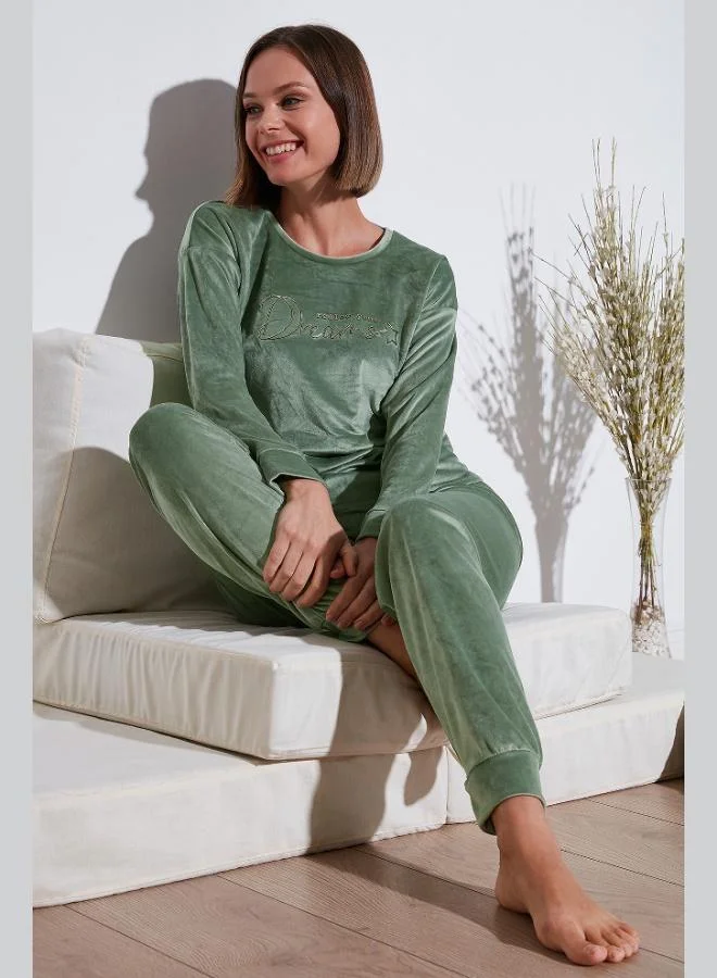 ليلا طقم بيجامة نسائي من فيلفيت ناعم بياقة دائرية وقصة قياسية من ليلا