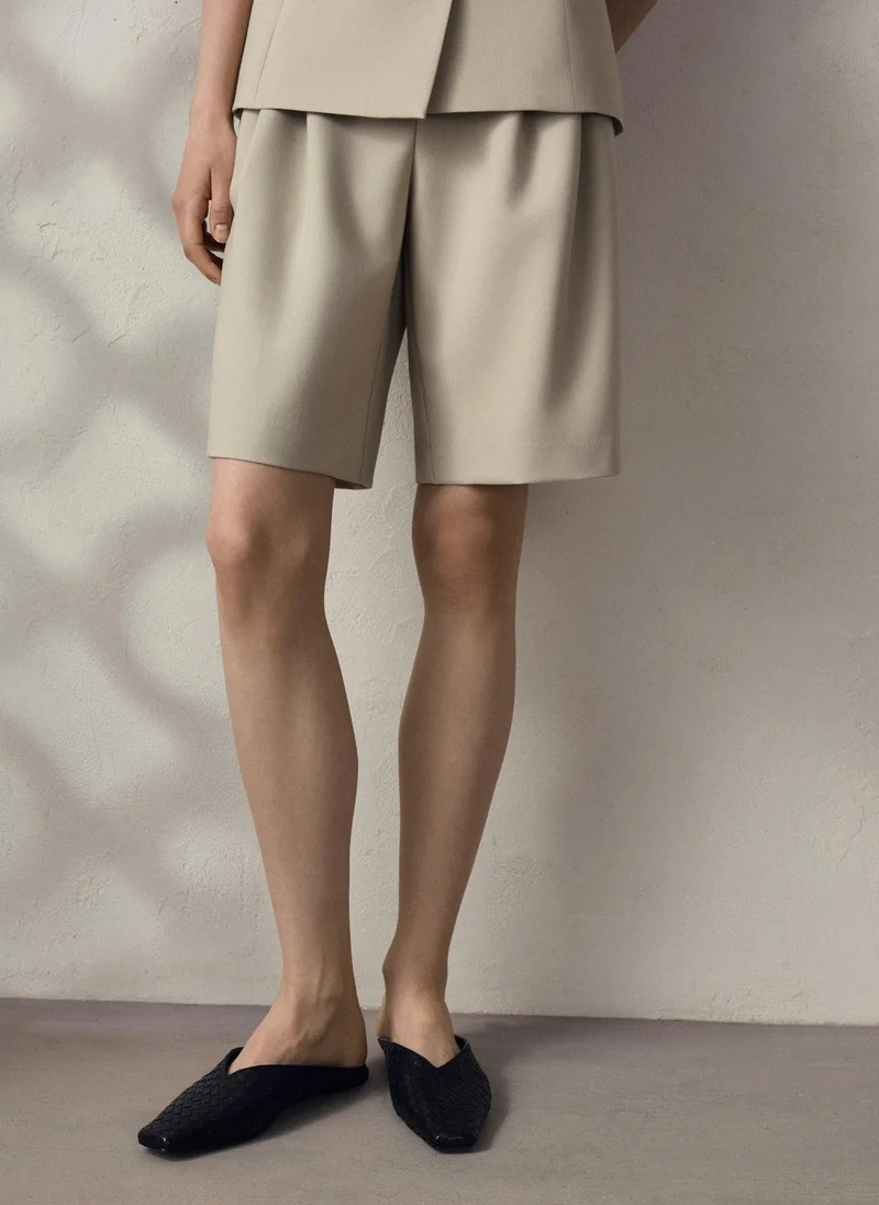 Loose-fitting shorts made in suiting fabric with waist pleats