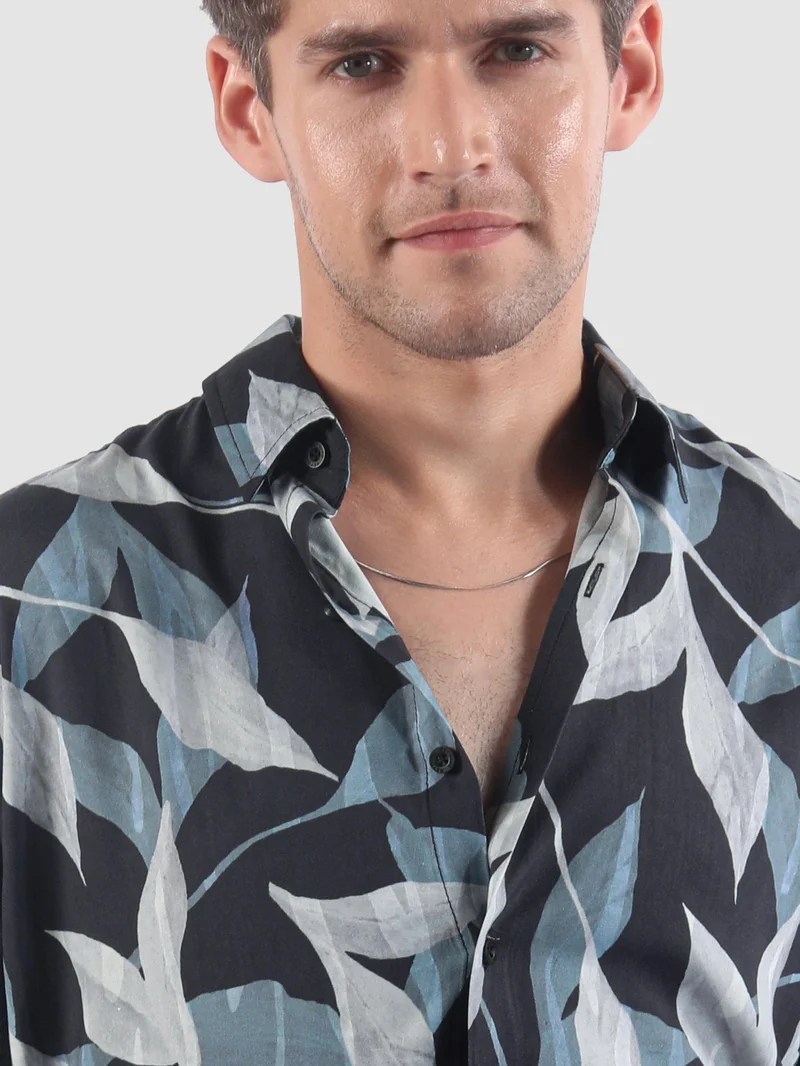 بيونغ قميص أزرق داكن بطبعة أوراق