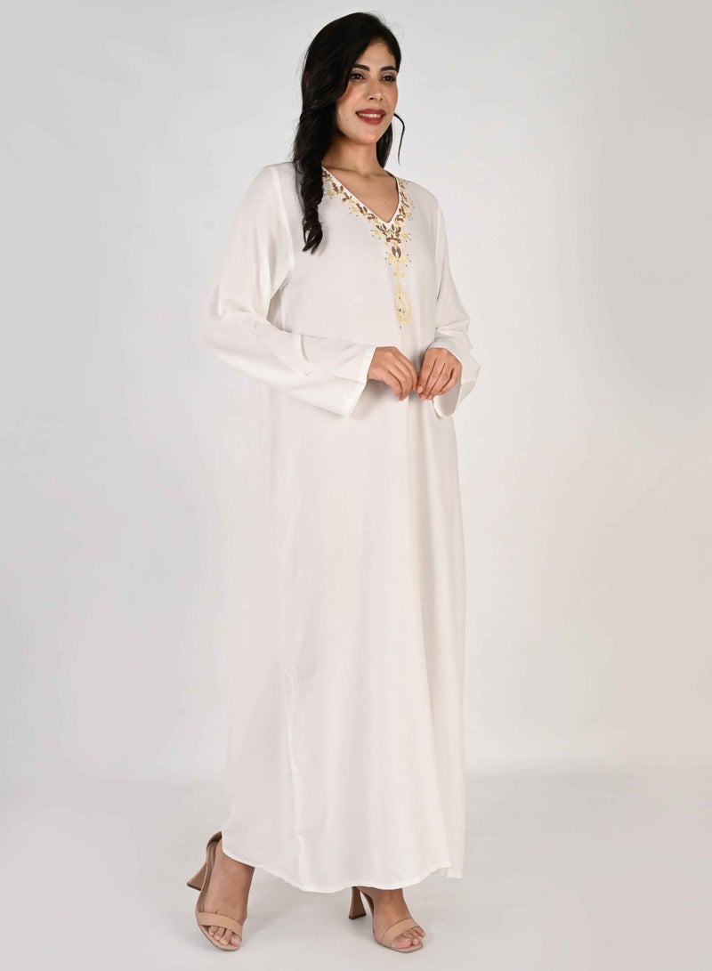 لـيـنـيـل جلابية نسائية من لينيل - قاعدة بيضاء بياقة على شكل حرف V وتفاصيل مطرزة - Image 1