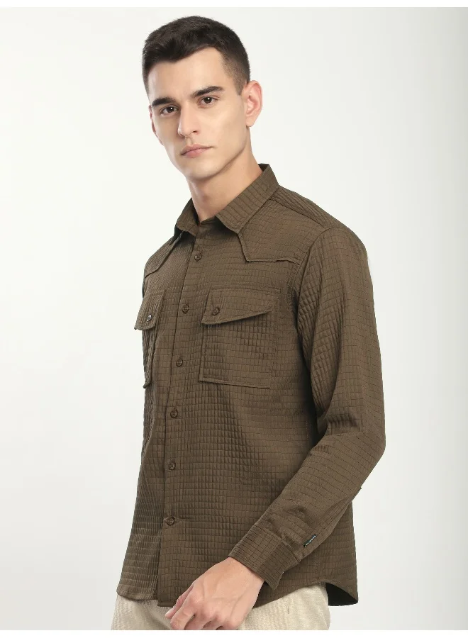 بيونغ قميص غربي بنقوش خشبية بنية