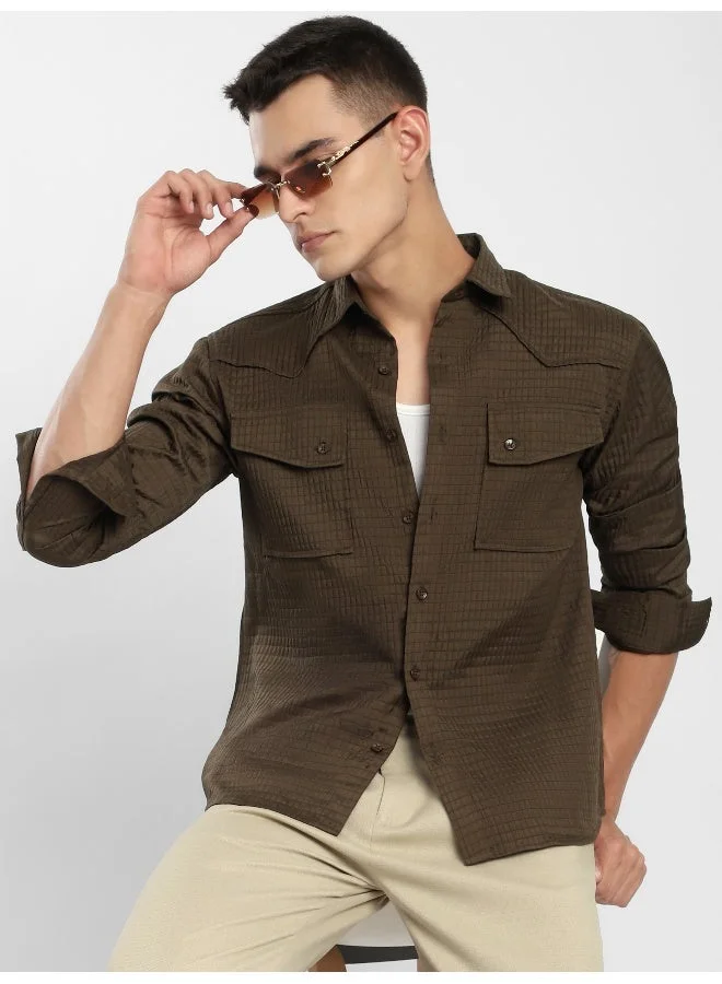 بيونغ قميص غربي بنقوش خشبية بنية