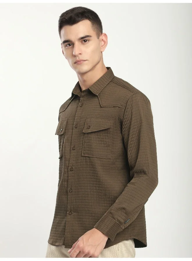 بيونغ قميص غربي بنقوش خشبية بنية