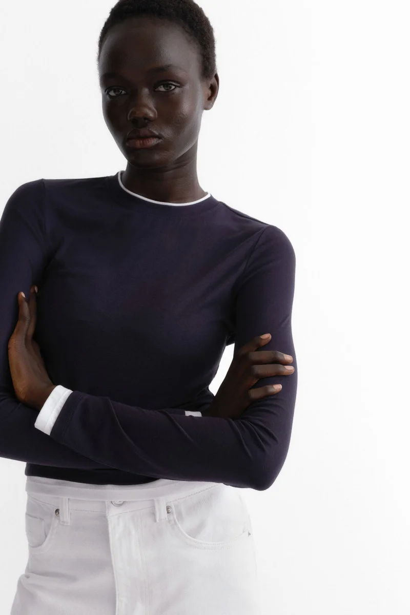 اتش اند ام بلوزة بمظهر متناسق