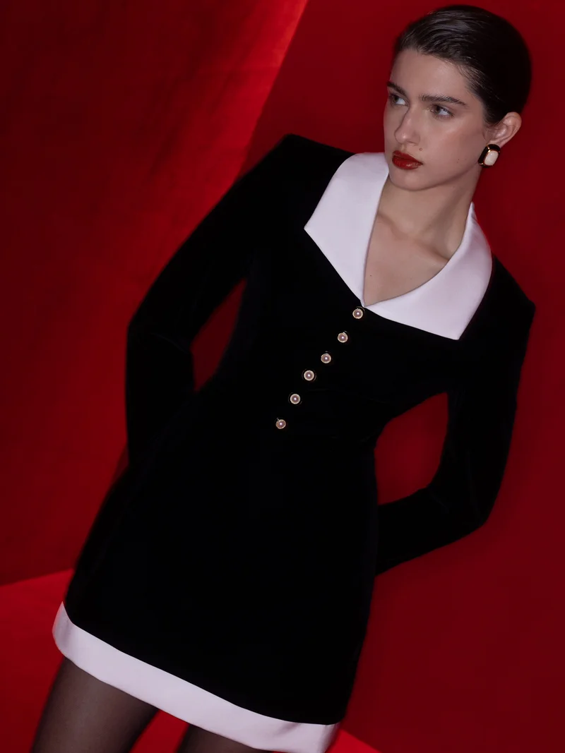 ليتشي فستان قصير مع ياقة متباينة وأزرار كبيرة