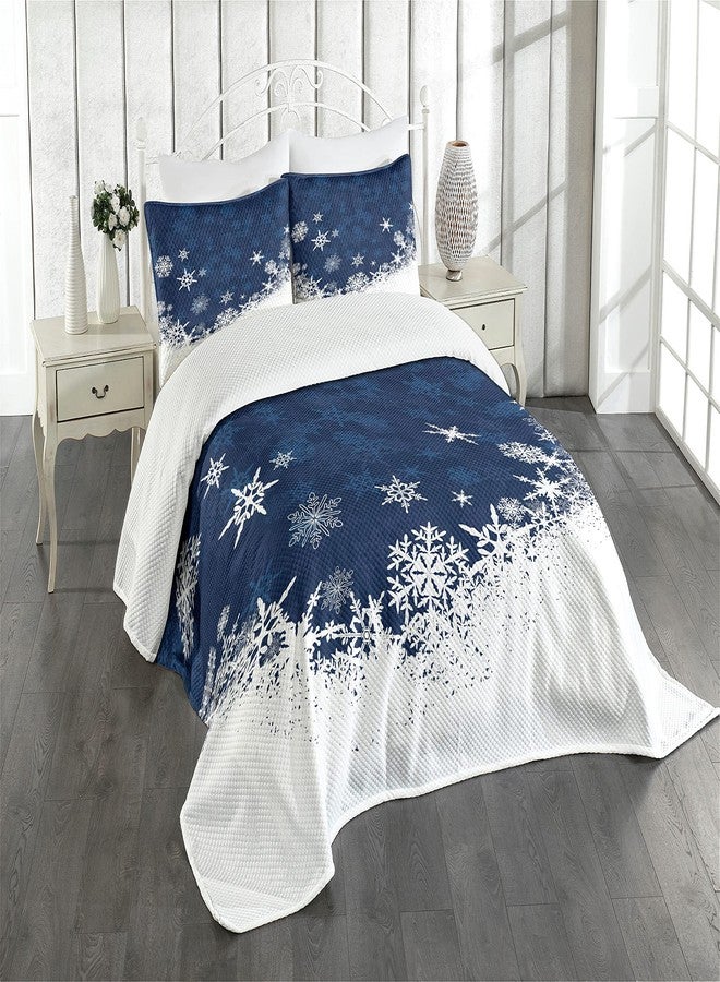 لونارابل غطاء سرير Lunarable Snowflake، بنمط شتوي مستوحى من أجواء عيد الميلاد الباردة، طقم غطاء سرير مبطن مزخرف مكون من 3 قطع مع غطاءي وسادة، مقاس كينج، أزرق نيلي وأبيض - Image 1