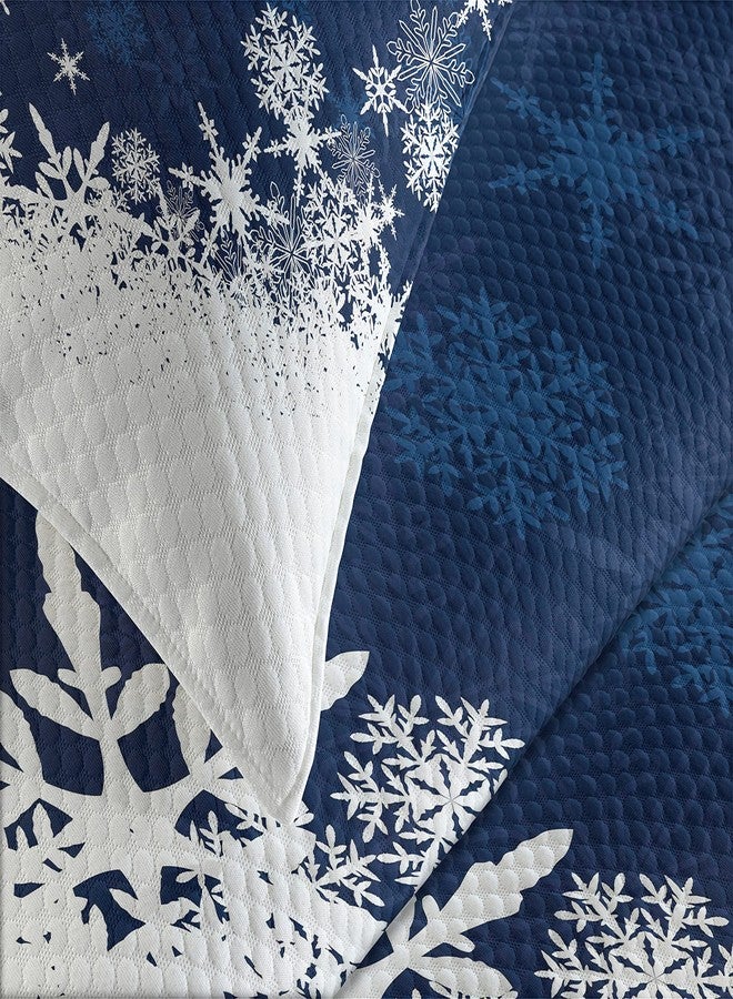 لونارابل غطاء سرير Lunarable Snowflake، بنمط شتوي مستوحى من أجواء عيد الميلاد الباردة، طقم غطاء سرير مبطن مزخرف مكون من 3 قطع مع غطاءي وسادة، مقاس كينج، أزرق نيلي وأبيض - Image 3