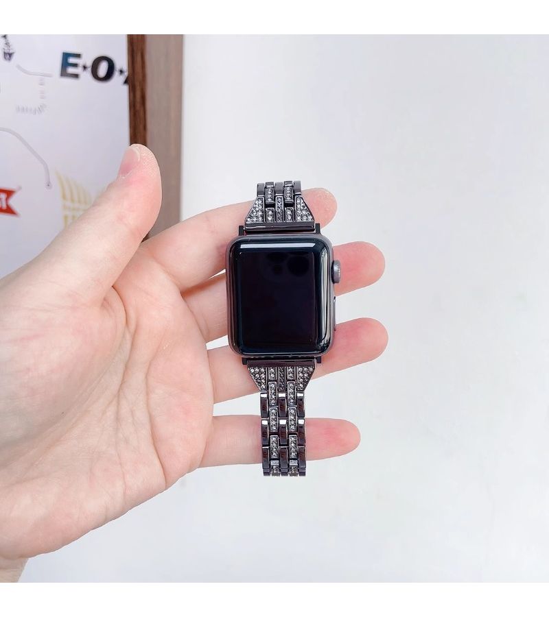 سوار ساعة يدوي الصنع بخمس خرزات ماسية لامعة من المعدن، متوافق مع Apple Watch Ultra وSE، خيارات تناسب المقاس حسب العلبة، للأعوام من 1 إلى 11، مقاسات 38 و40 و41 و42 و44 و45 و49 ملم، مصنوع من سبيكة الزنك، اللون أسود، مع إكسسوارات سلسلة مفاتيح فريدة. - Image 3