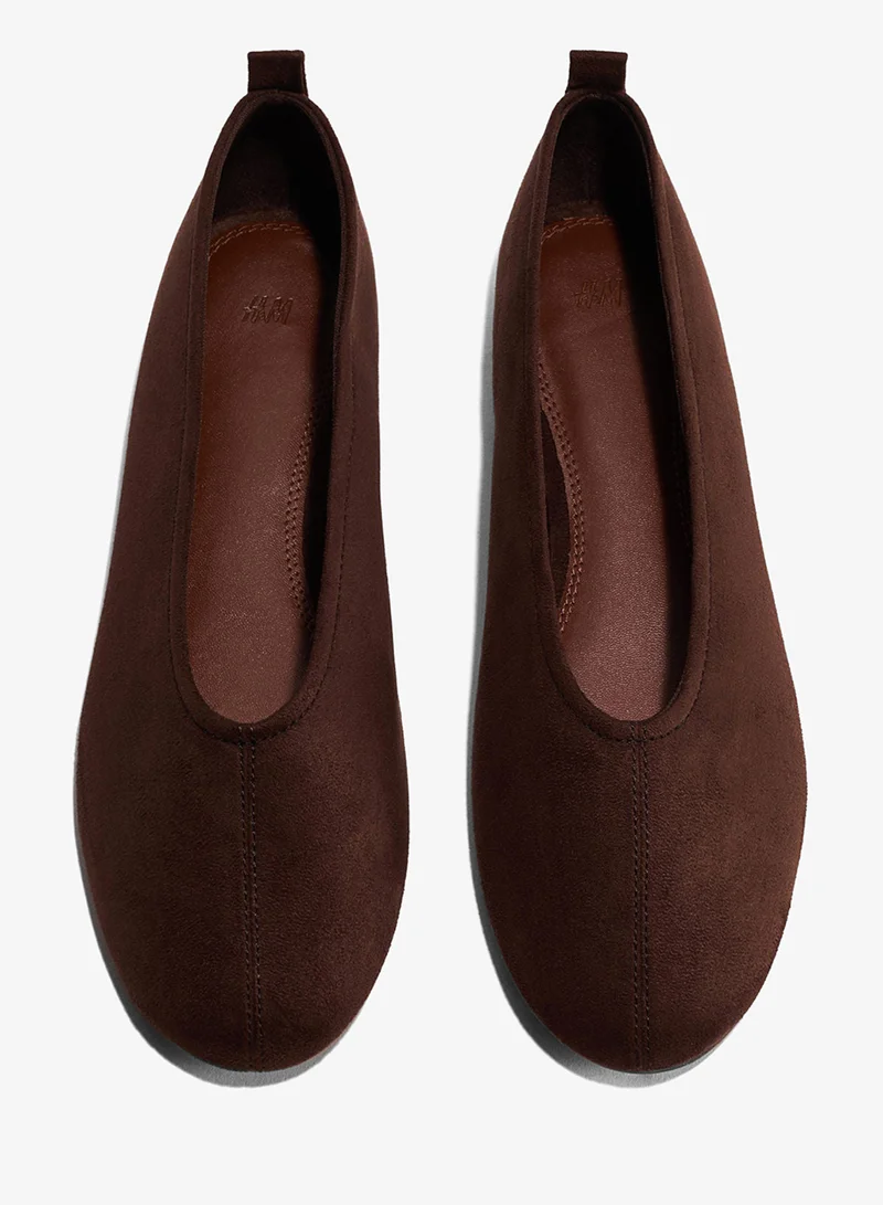 اتش اند ام حذاء باليه بملمس مخملي