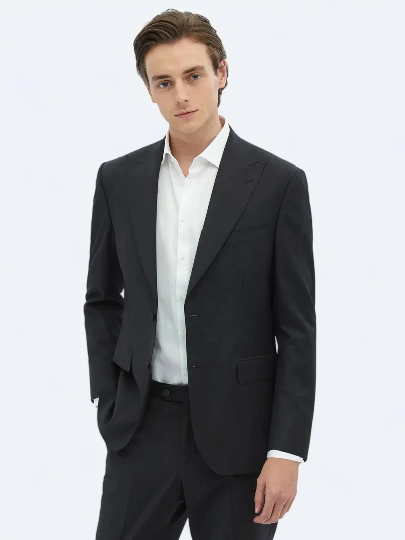 كيب بدلة صوفية مخططة بقصة عصرية بلون الفحم الصلب