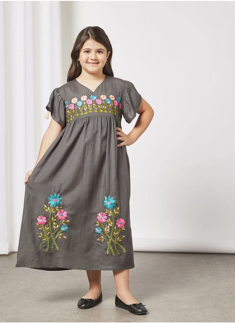 HANA & SARA Kids Embroidered Detail Jalabiya