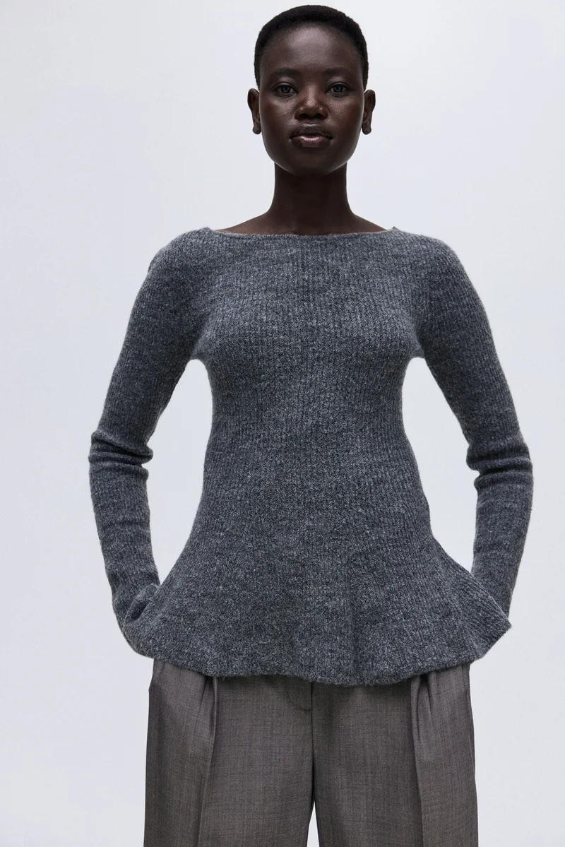 اتش اند ام بلوزة بحافة بيبلوم من نسيج محبوك مرن