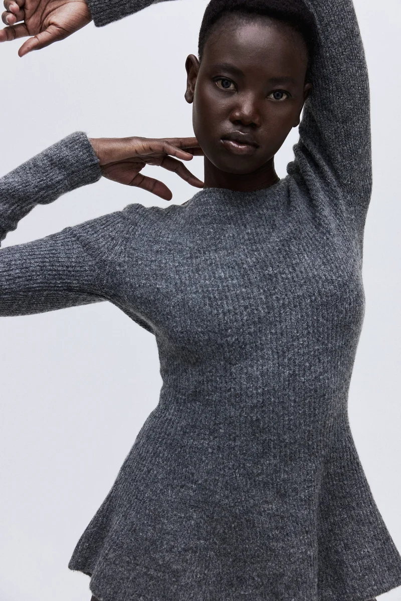 اتش اند ام بلوزة بحافة بيبلوم من نسيج محبوك مرن