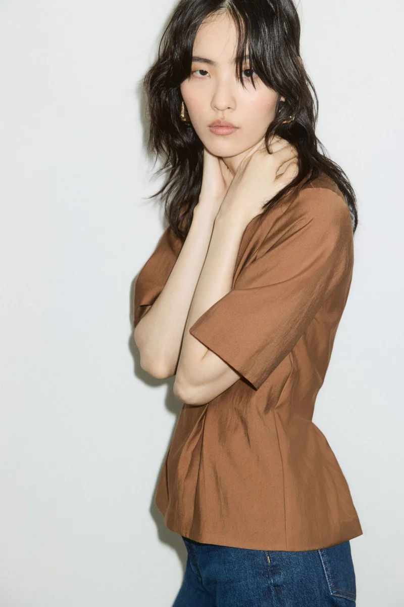 اتش اند ام بلوزة بخصر ضيق