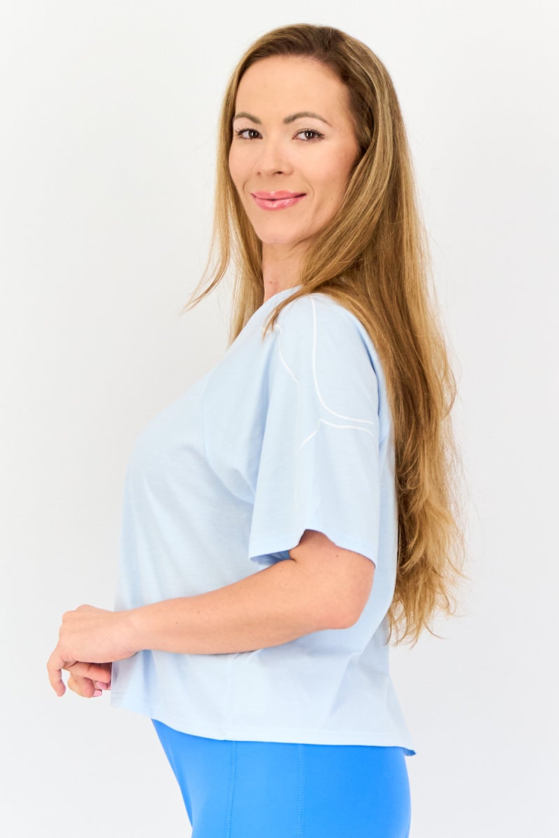 PUMA بلوزة قصيرة الأكمام للنساء بتصميم مريح، لون أزرق فاتح - Image 4