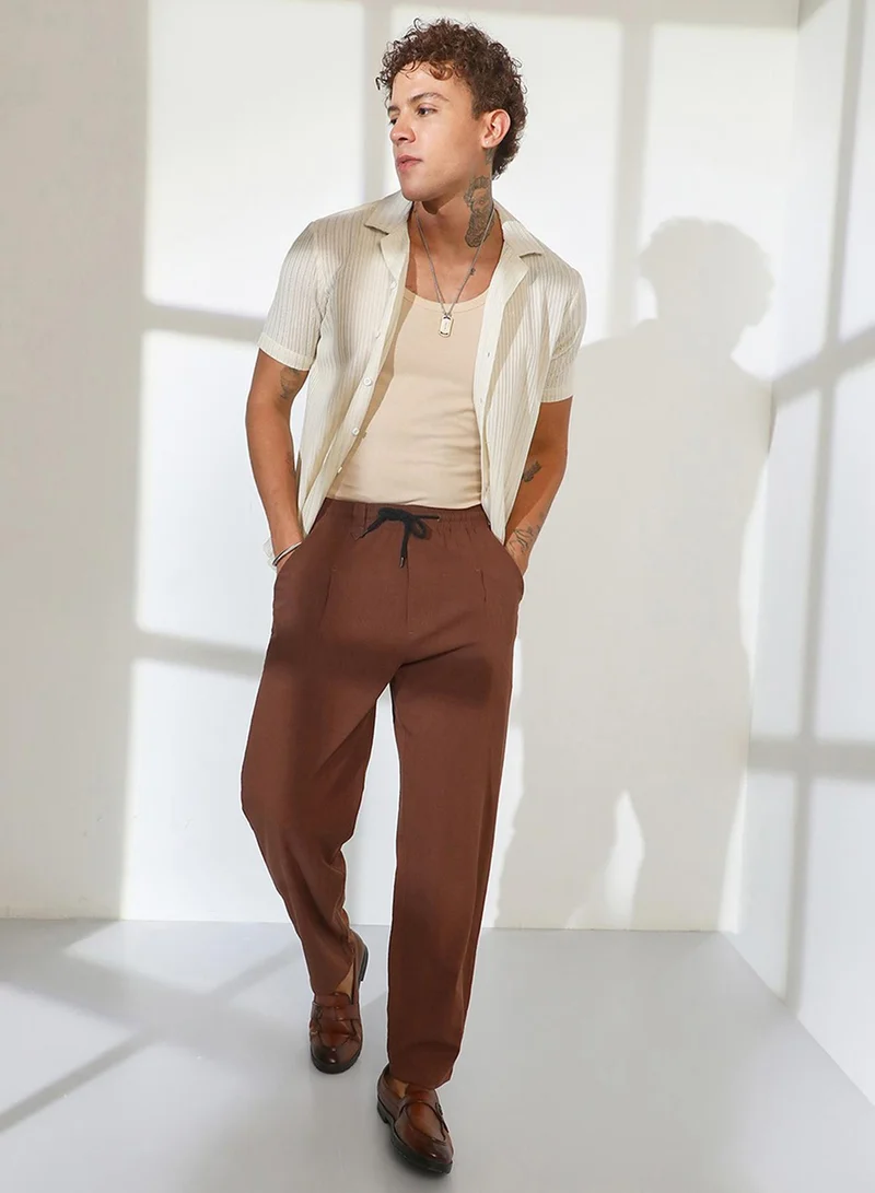 Campus Sutra Campus Sutra Men's Mocha Brown Straight-Fit Linen-Blend Trousers For Casual Wear | Mid-Rise | 2 Pockets | Drawstring Closure | Trousers Crafted With Comfort Fit For Everyday Wear
