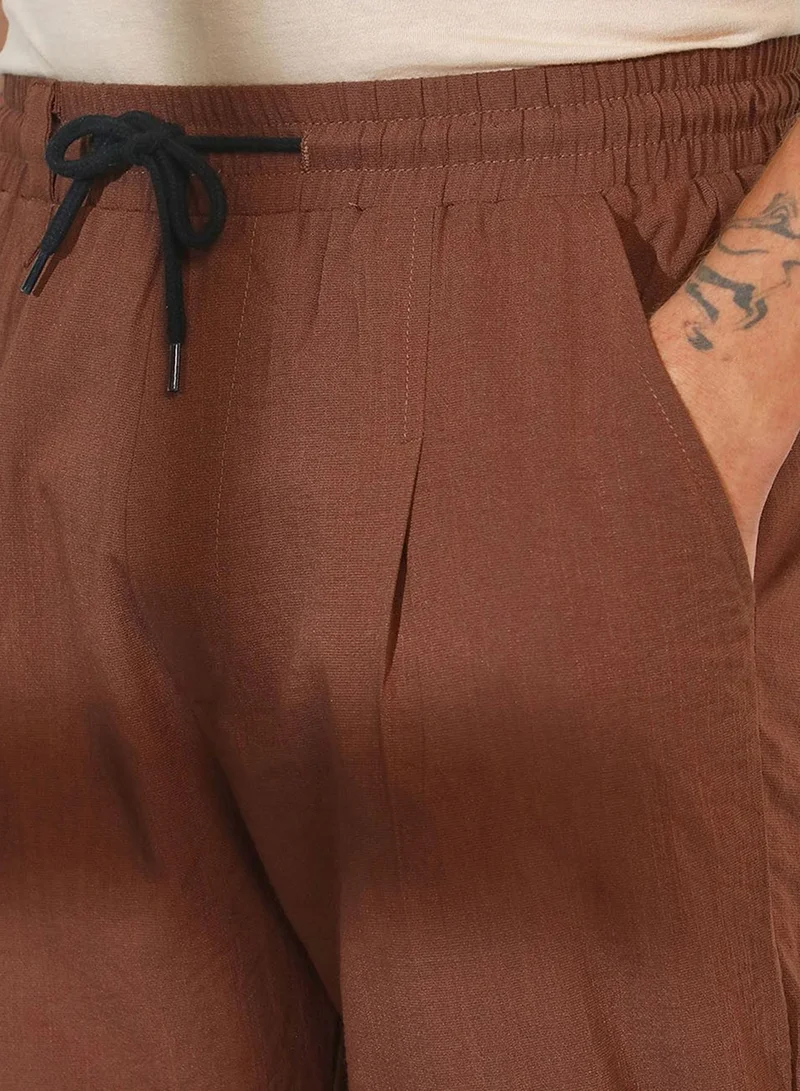 Campus Sutra Campus Sutra Men's Mocha Brown Straight-Fit Linen-Blend Trousers For Casual Wear | Mid-Rise | 2 Pockets | Drawstring Closure | Trousers Crafted With Comfort Fit For Everyday Wear