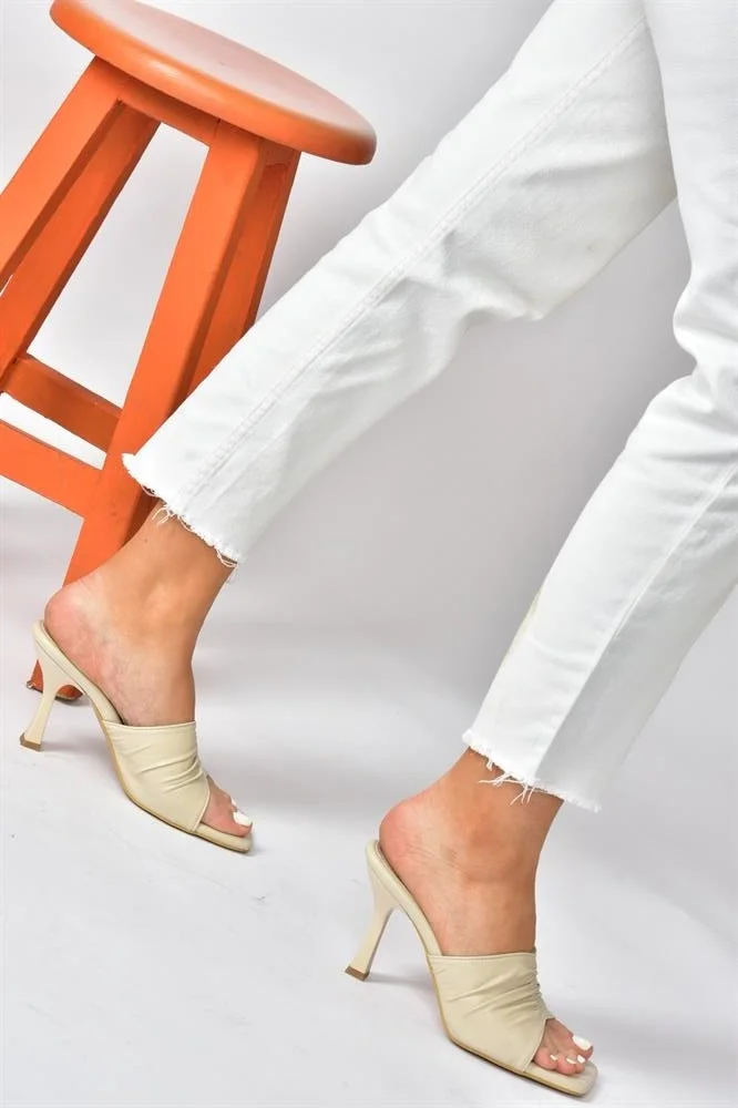 فوكس شوز Beige Thick Heeled Women's Slippers P590233809