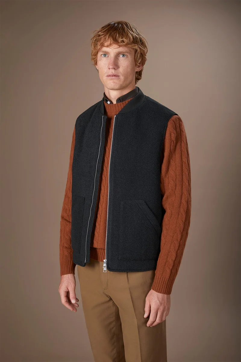 Sleeveless lightly padded men's jacket - Green