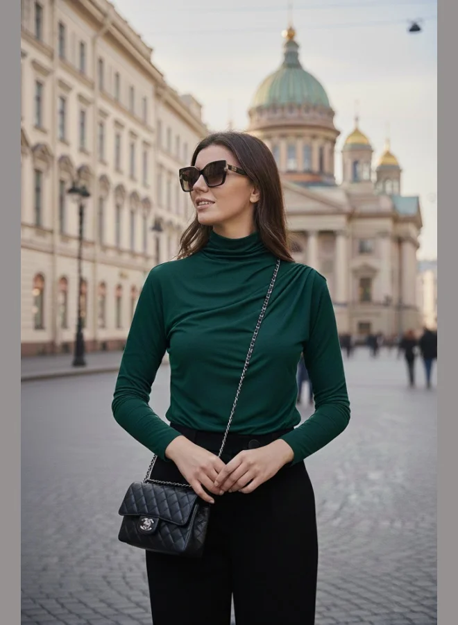 ليلا بلوزة نسائية بياقة واقفة وتفاصيل ملمومة بقصة ضيقة