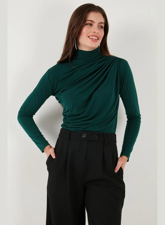 ليلا بلوزة نسائية بياقة واقفة وتفاصيل ملمومة بقصة ضيقة