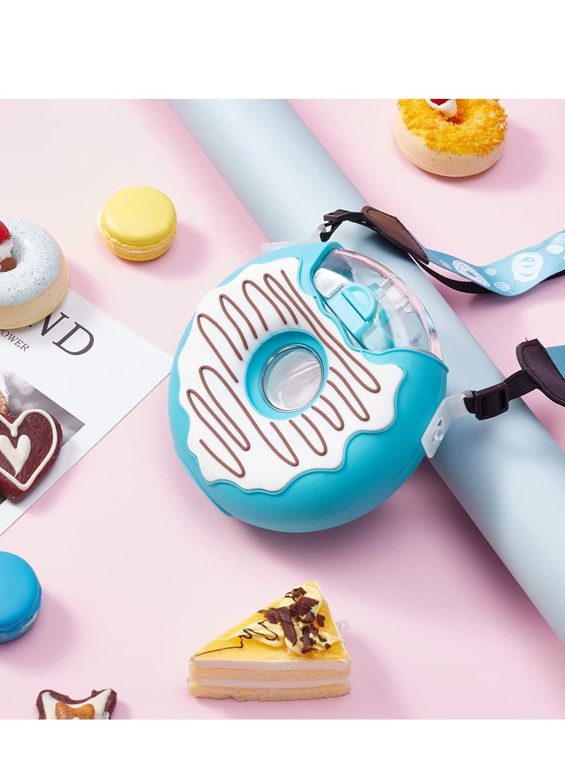 سيوسي زجاجة مياه للأطفال، زجاجة مياه دونات مع ماصة للأطفال، كوب رياضي خالٍ من مادة BPA ومانع للتسرب مع ماصة، زجاجة مياه للأطفال الصغار مع حزام كتف للأماكن الخارجية والمدرسة (أزرق) - Image 2