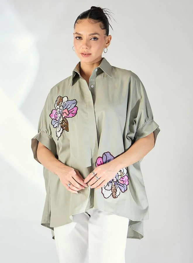 أبتاوني قميص واسع رمادي بطباعة زهور وتطريز ترتر