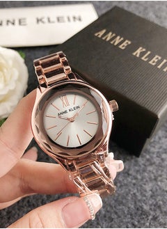 آن كلاين الأناقة المتطورة: ساعة Anne Klein الكوارتز للنساء 