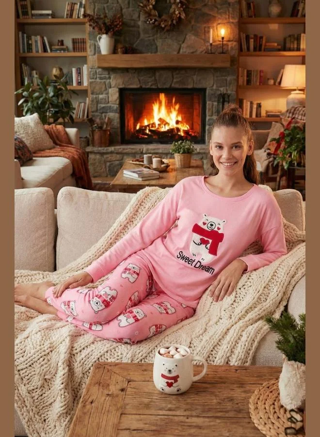 ليلا طقم بيجامة نسائي من ليلا بقصة قياسية وياقة دائرية بنقوش