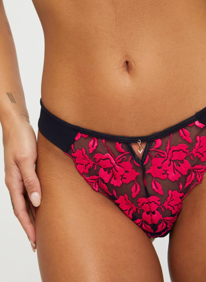 آن سمرز البطل البرازيلي أسودأحمر