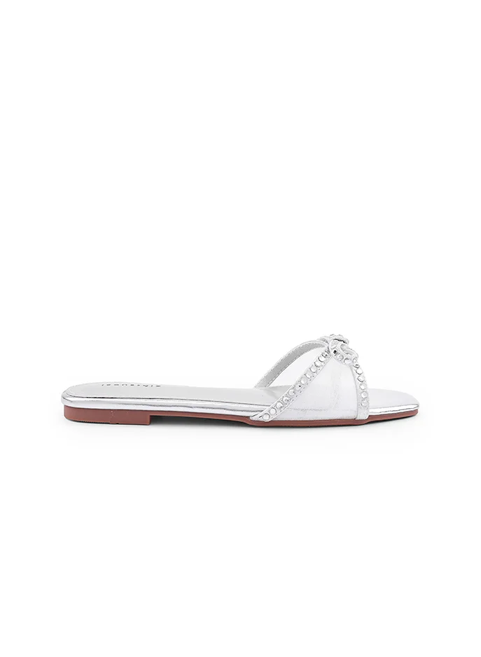 أيقون Simple and clean flat sandal for everyday wear.