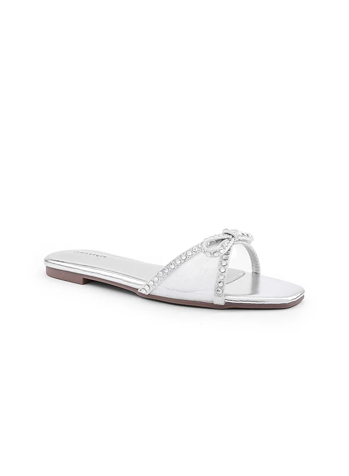 أيقون Simple and clean flat sandal for everyday wear.