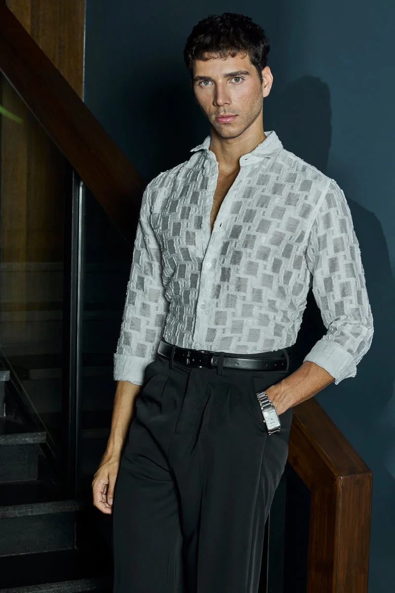 سنيتش قميص أبيض فاخر بقصة ضيقة وملمس مميز