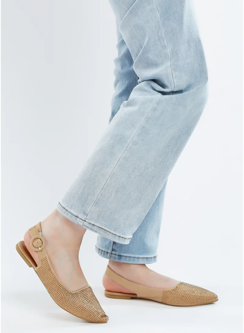 لندن راج حذاء مفتوح من الخلف مزين بأحجار الراين باللون البيج