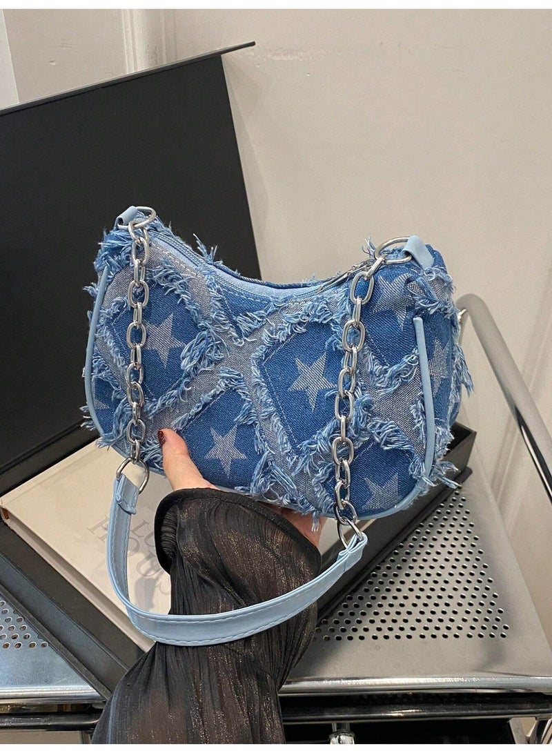 حقيبة كتف جينز نسائية بتصميم عصري مزينة بالنجوم وأطراف منسلة مع حزام سلسلة معدنية - Image 1
