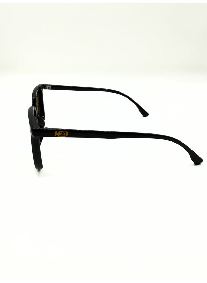 H20 sunglasses with polarized lenses and UV400 protection, offering superior comfort, clear vision, and a modern design that suits every style. - Image 4
