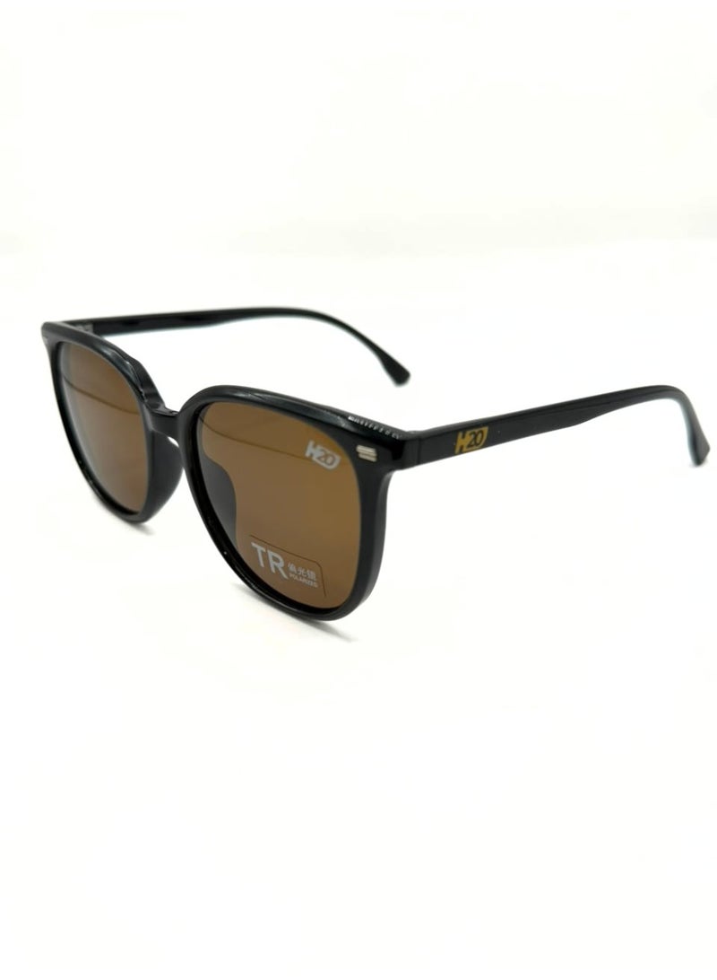 H20 sunglasses with polarized lenses and UV400 protection, offering superior comfort, clear vision, and a modern design that suits every style. - Image 2