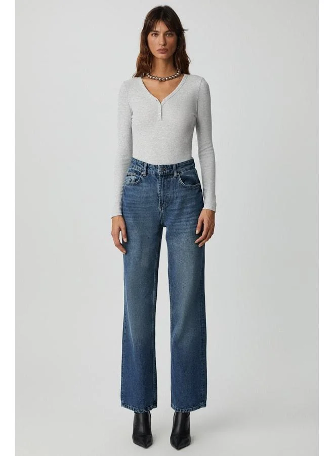 Grimelange Kalanı Women’s Long Sleeve Snap-Button V-Neck Pleated Grayscale Blouse.