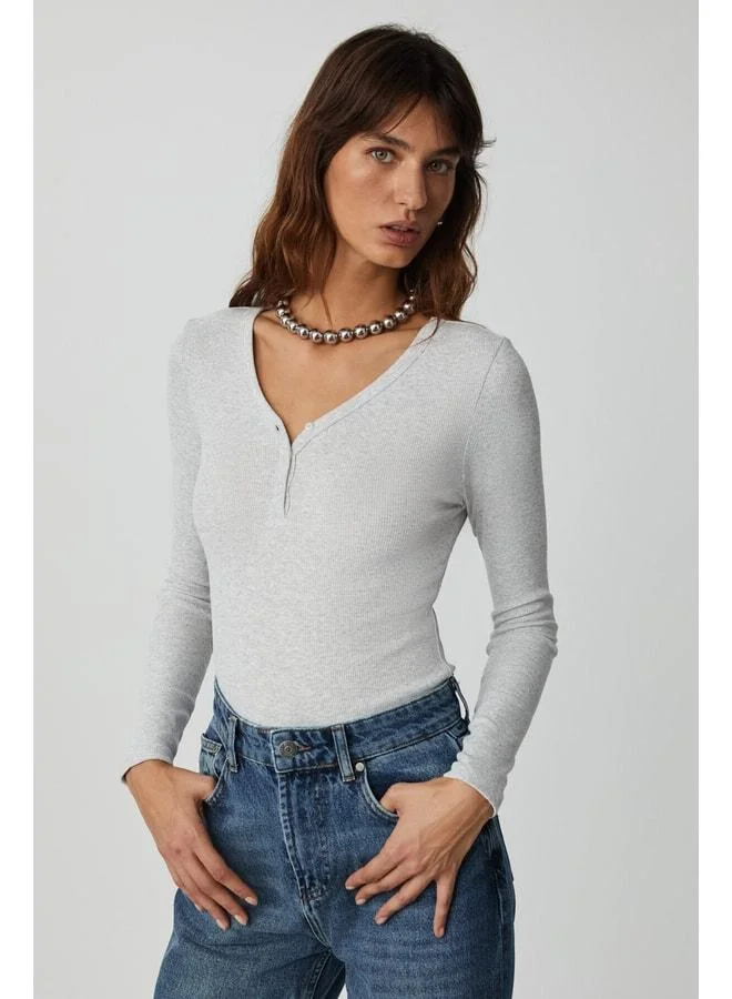 Grimelange Kalanı Women’s Long Sleeve Snap-Button V-Neck Pleated Grayscale Blouse.