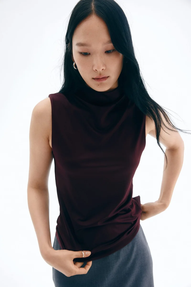 اتش اند ام بلوزة بقبة عالية من نسيج مايكروفايبر