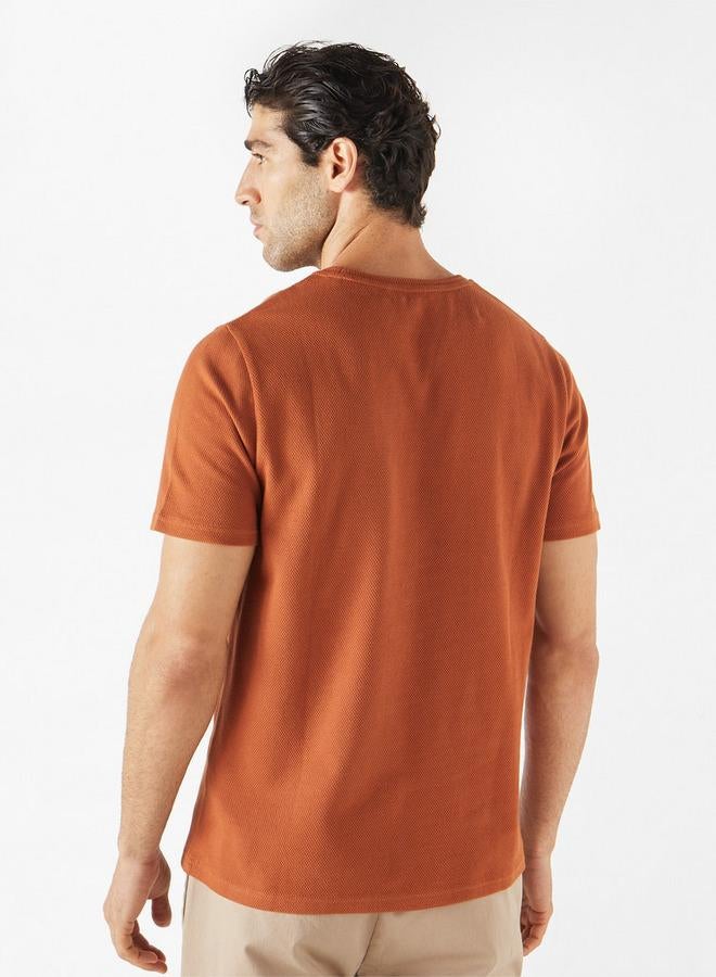 ايكونيك تيشيرت بارز الملمس بياقة ضيّقة وأكمام قصيرة من آيكونيك - Image 3