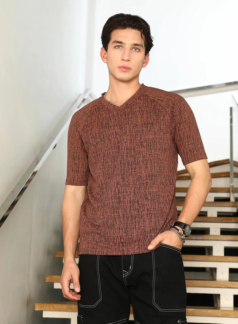كامبوس سوترا Campus Sutra Men's Mousse Brown:Midnight Black Contrast-Heathered Knitted T-Shirt | Textured Knit V-Neck Half Sleeve Design | Breathable Cotton Blend & Modern Knit Fabric For Everyday Wear