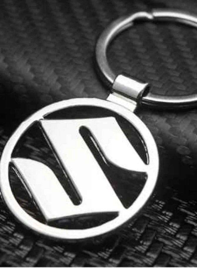 ميدالية مفاتيح معدنية بلون فضي بتصميم علامة سيارة سوزوكي - Image 1