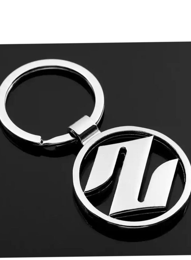 ميدالية مفاتيح معدنية بلون فضي بتصميم علامة سيارة سوزوكي - Image 2