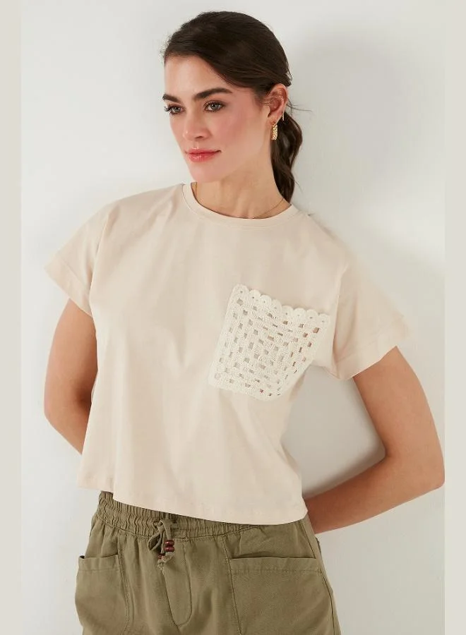 ليلا تيشيرت قطن نسائي بياقة دائرية وقصة عادية وجيب واحد