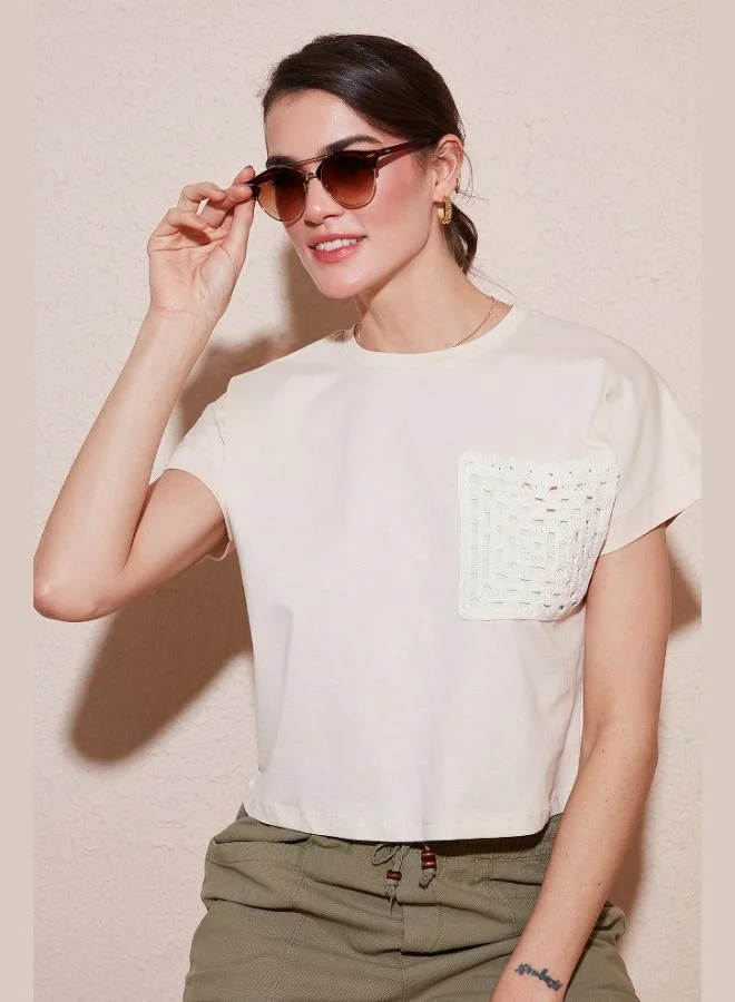 ليلا تيشيرت قطن نسائي بياقة دائرية وقصة عادية وجيب واحد