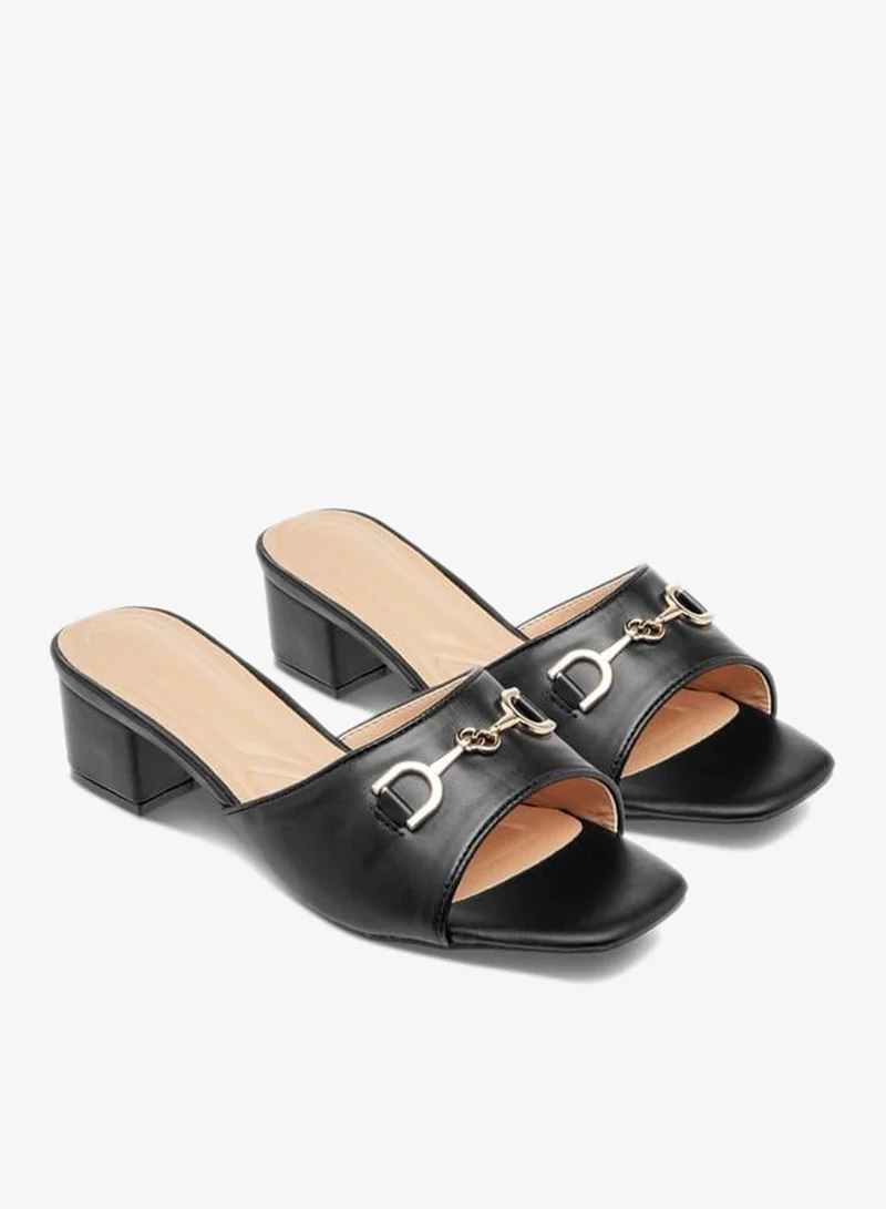 سيليست صنادل نسائية سهلة الارتداء بكعب عريض وتفاصيل شعار الماركة