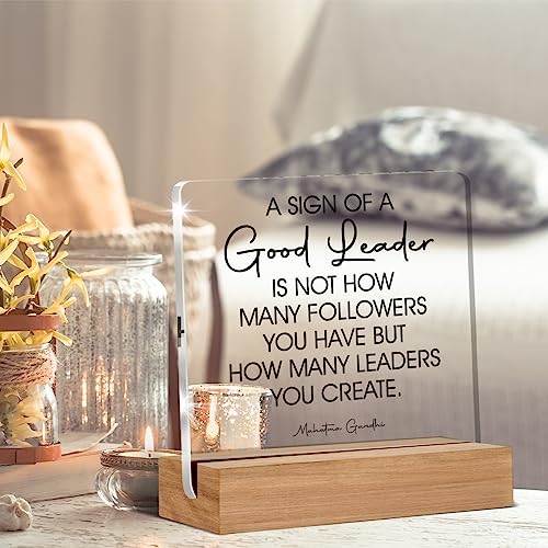 Oqtumes Leader Gift for Men Women Boss Mentor Leadership Gifts a Sign of a Good Leader Sayings Clear Desk Decorations Acrylic Sign With Wooden Stand for Desk Table Shelf - Image 4