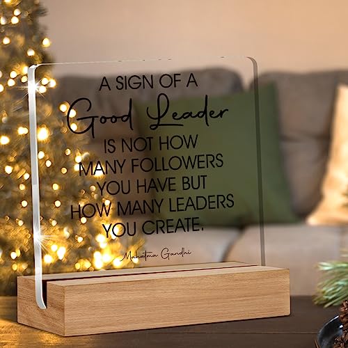 Oqtumes Leader Gift for Men Women Boss Mentor Leadership Gifts a Sign of a Good Leader Sayings Clear Desk Decorations Acrylic Sign With Wooden Stand for Desk Table Shelf - Image 3